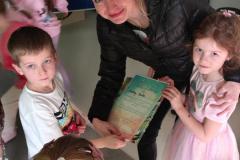 Czytanie książek przez mamy