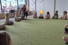Czytanie książki przez mamę Remka