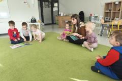 Czytanie książki przez rodzica- mama Neli