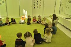 Czytanie książki przez rodzica - mama Zosi