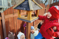 Przedszkolaki dokarmiają zimą ptaki