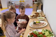"Talerze rozmaitości"- samodzielne komponowanie posiłków.